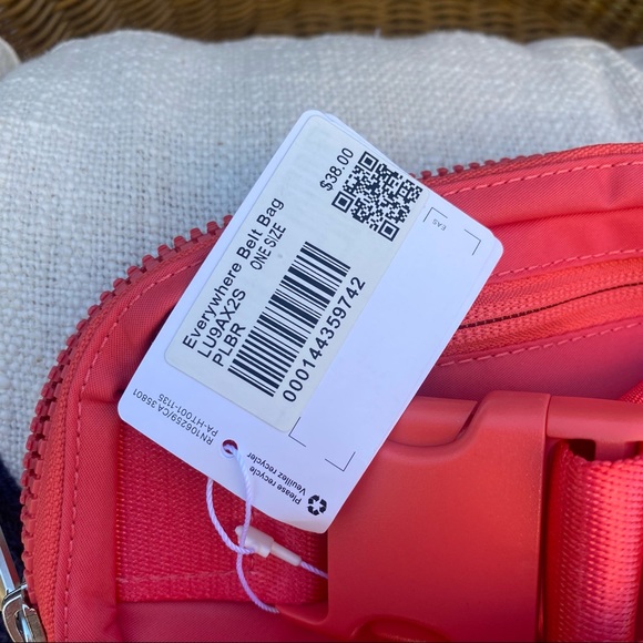Last one Lululemon Everywhere Belt Bag Pale Raspberry NWT - Picture 5 of 9
